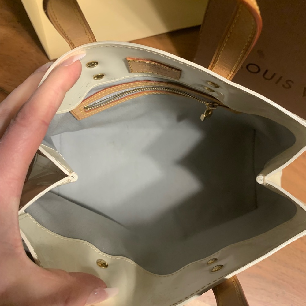❌Sold❌ Authentic Louis Vuitton Reade PM in white vernis leather - Picture 9 of 13